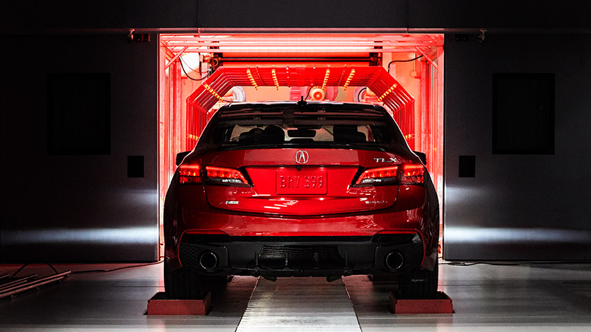 Rear of red Acura PMC TLX. / Vue arrière de l’Acura PMC TLX rouge.