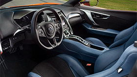 Cockpit of an Acura NSX. / Cockpit d’une Acura NSX.